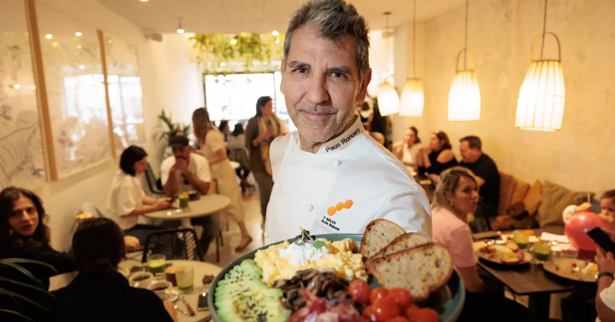 Paco Roncero y su desayuno en la cafetería ‘Finde’ de Santa Cruz / GUÍA REPSOL - JUAN CARLOS TORO