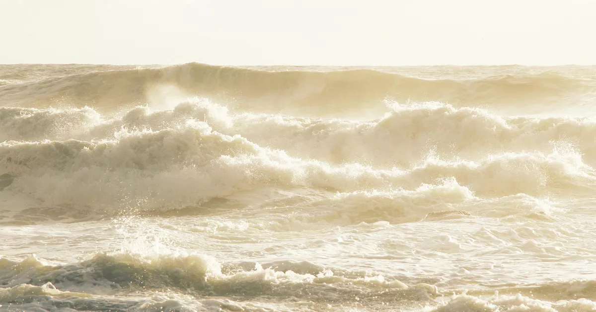 Imagen de la costa con un fuertes olas / PEXELS