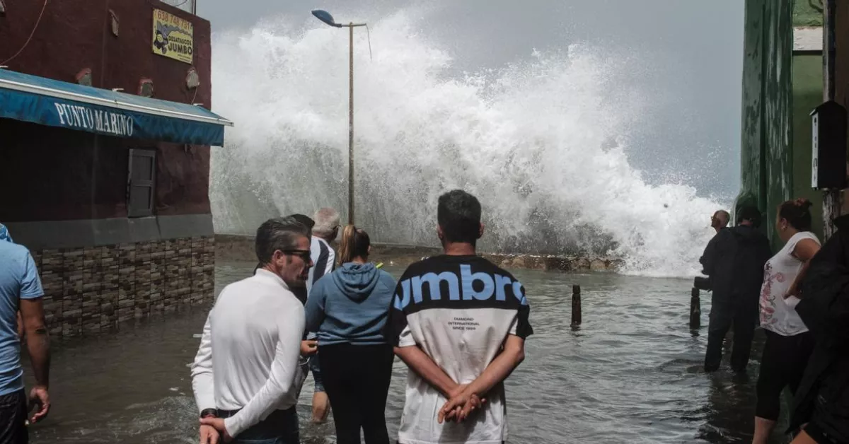 Imagen del barrio de San Cristóbal, en Las Palmas de Gran Canaria, inundado por las olas en abril de 2024 / EFE