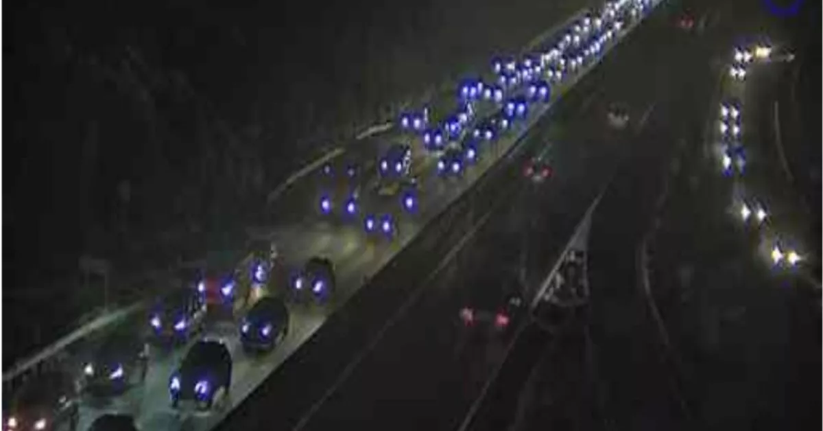 Colas kilométricas en la TF-5 hacia Santa Cruz por un accidente múltiple a la altura de El Sauzal./ AH