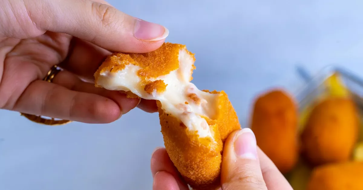 Imagen de una persona comiendo croquetas / PEXELS