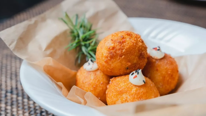 Imagen de un plato de croquetas / PEXELS