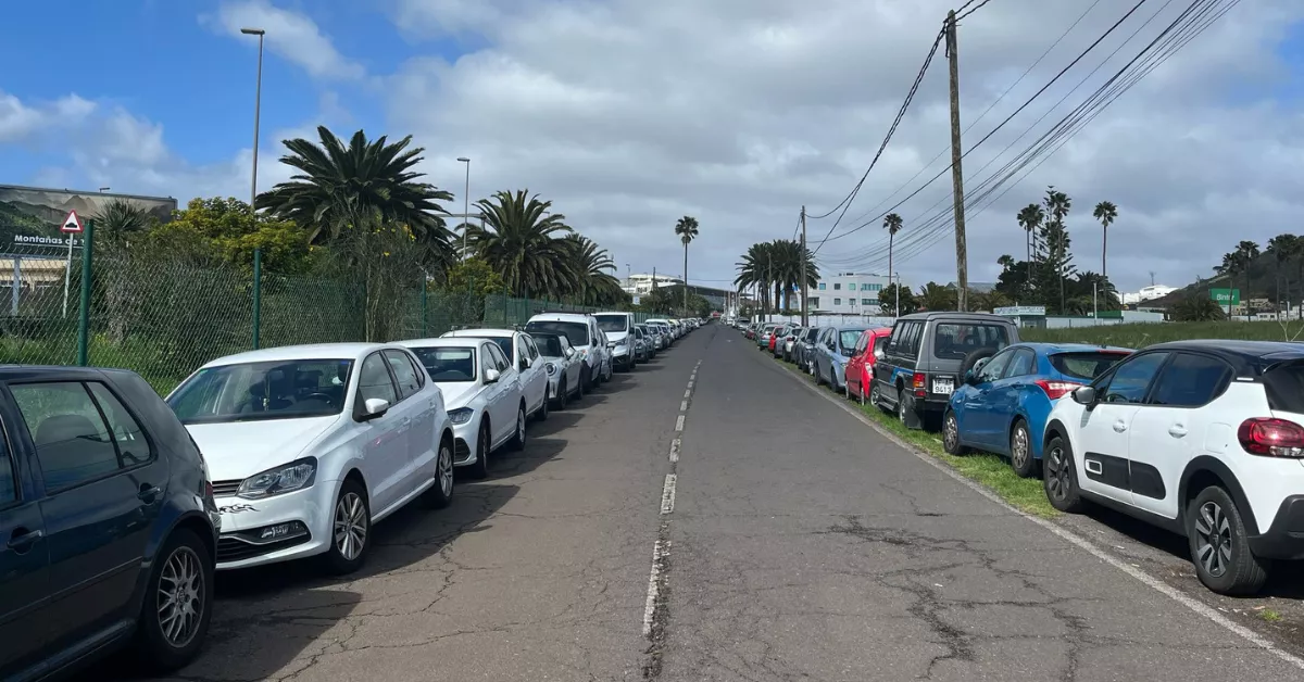 Coches aparcados en San Lázaro, en las inmediaciones de Los Rodeos. /Atlántico Hoy