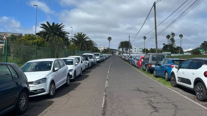 Coches aparcados en San Lázaro, en las inmediaciones del Aeropuerto Norte. /Atlántico Hoy Coches aparcados en San Lázaro, en las inmediaciones del Aeropuerto Norte. /Atlántico Hoy