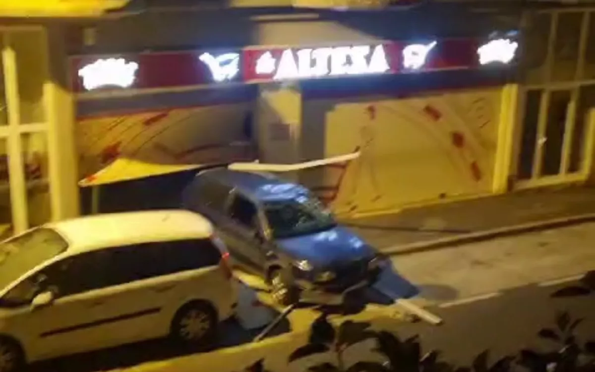 Alunizaje en un supermercado Alteza de Arafo: empotran un coche y huyen con el botín. / AH