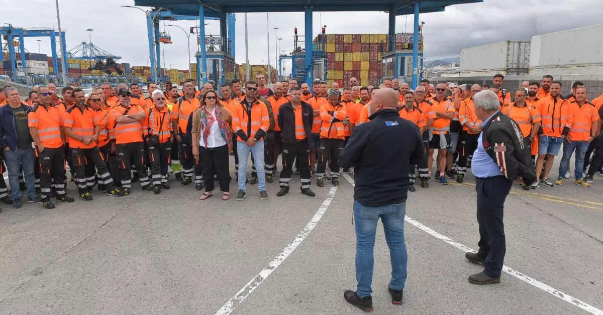 Maximiliano Díaz se dirige a una concentración de estibadores en el Puerto de Las Palmas, colectivo que ahora incorpora a 14 mujeres a su plantilla. / AH