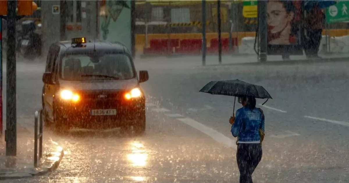 Imagen de una persona caminando debajo de la lluvia / EFE