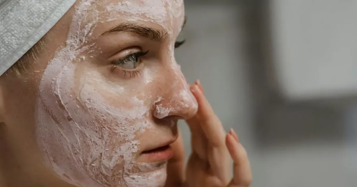 Imagen de una mujer realizando su skincare / PEXELS
