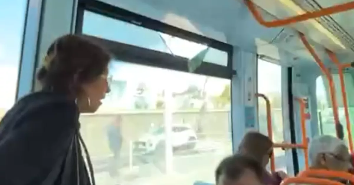 Un tranvía desalojado en el HUC después de que un reincidente se lie a pedradas contra los cristales./ RRSS