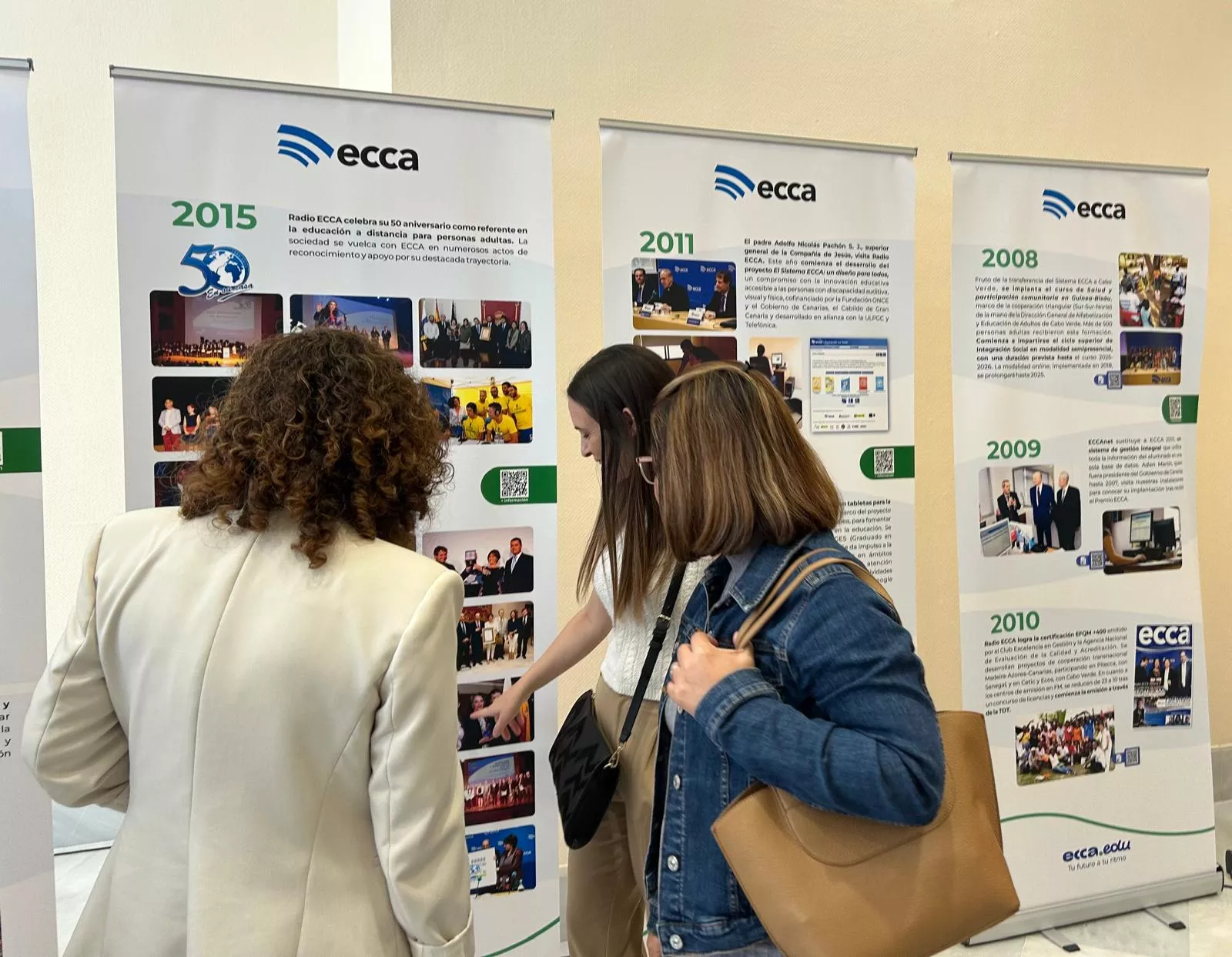 Inauguración de la exposición de Radio ECCA en el Parlamento de Canarias./ Atlántico Hoy 