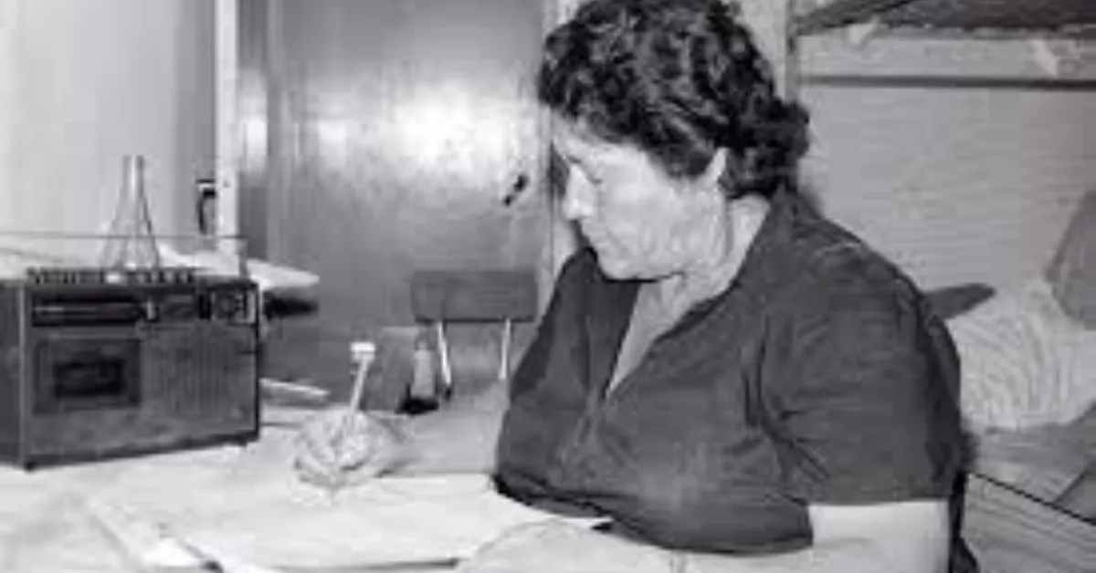 señora siguiendo clases de Radio ECCA | ecca.edu