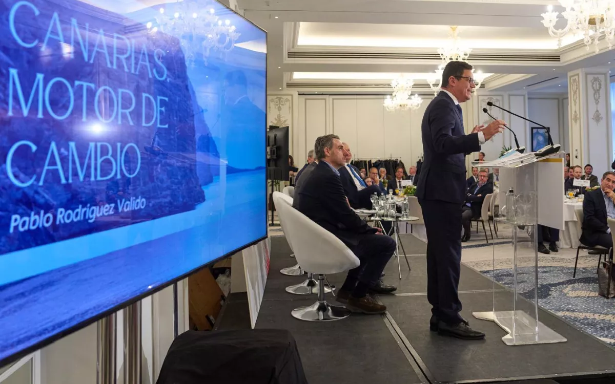 Canarias presenta en Madrid su plan pionero contra la crisis de vivienda. En la imagen, Pablo Rodríguez, consejero del área del Gobierno regional, durante su intervención en un desayuno informativo organizado por Executive Forum. / AH
