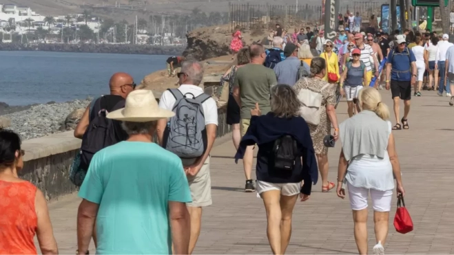 Turistas pasean por Maspalomas / EFE Turistas pasean por Maspalomas / EFE