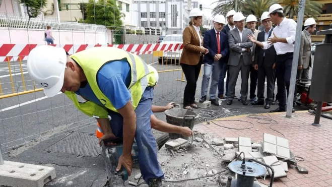 Un grupo de políticos, con Augusto Hidalgo en el centro, se sacan la foto con el inicio de las obras de la MetroGuagua, que siguen sin concluirse y son investigadas por la Fiscalía Europea. / EFE / ELVIRA URQUIJO