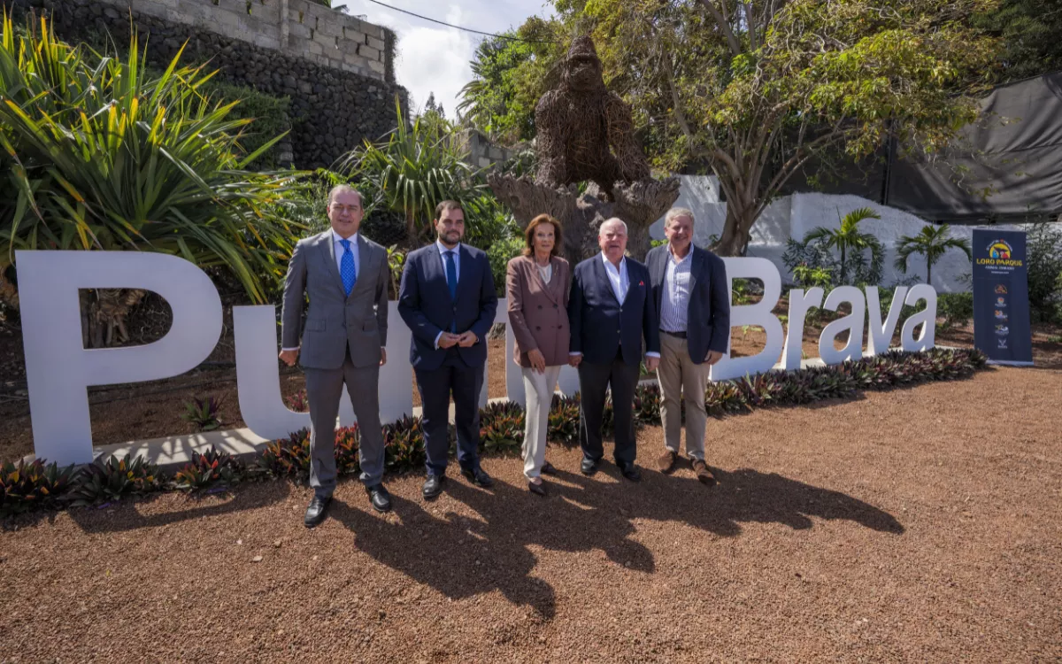 Puerto de la Cruz suma a su patrimonio escultórico una estatua cedida por Loro Parque. / AH