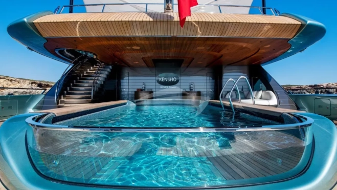 Imagen de una de las cubiertas yate Kenshō/ Admiral Yachts Imagen de una de las cubiertas yate Kenshō/ Admiral Yachts