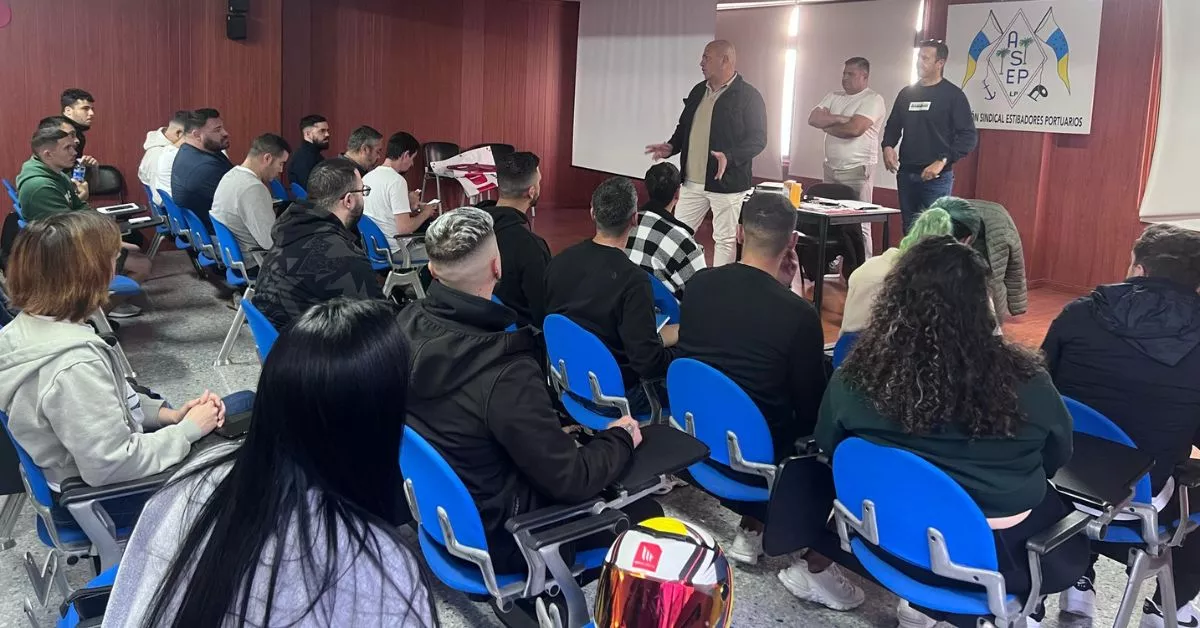 Maximiliano Díaz se dirige a una de las nuevas promociones de estibadores del Puerto de Las Palmas. / AH