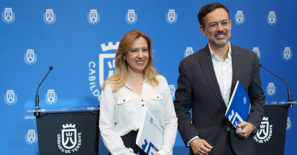 La presidenta y el vicepresidente del Cabildo de Tenerife, Rosa Dávila (i) y Lope Afonso. / RAMÓN DE LA ROCHA-EFE
