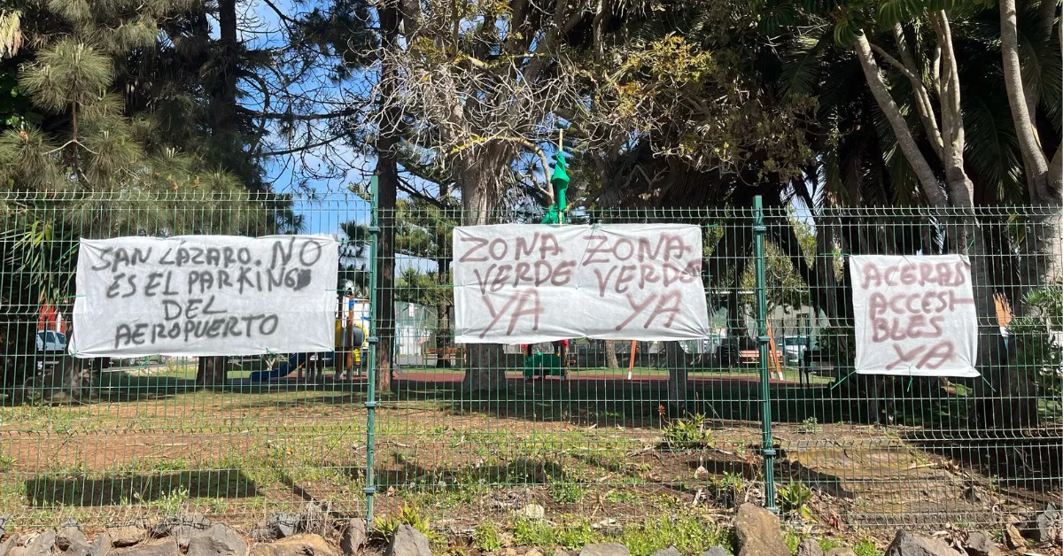 Pancartas en San Lázaro que incluyen demandas al Ayuntamiento de La Laguna. /AH