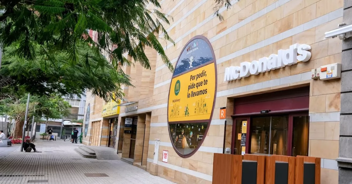 Entrada al McDonald's del centro comercial Parque Bulevar, en Santa Cruz de Tenerife./ RRSS