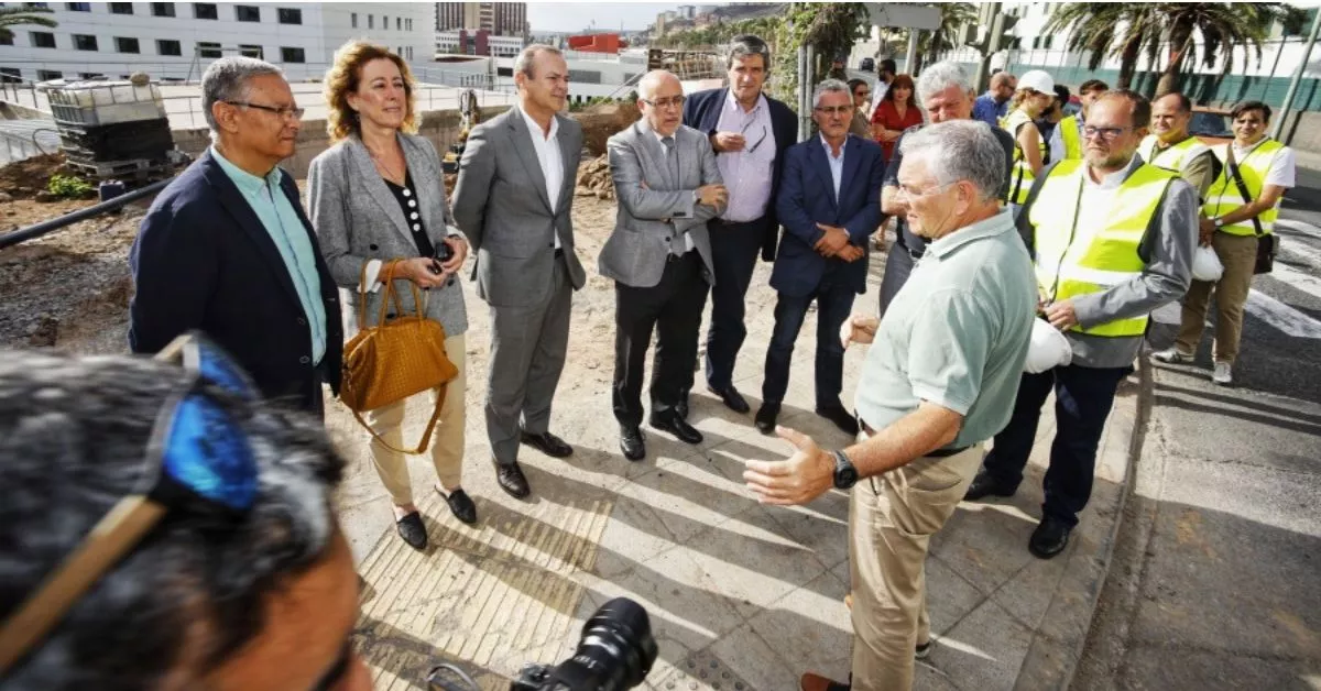 José Manuel Setién, exconsejero de Geursa y exjefe de Urbanismo, explica a un grupo de políticos el tramo de la MetroGuagua ejecutado en Blas Cabrera Felipe. / AH