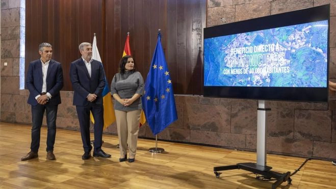 El presidente del Gobierno de Canarias, Fernando Clavijo (c), el consejero de Agricultura, Narvay Quintero (i), y la presidenta de la Fecam, María Brito (d), en la presentación del programa 'Dinamiza Rural'. / EFE - MIGUEL BARRETO