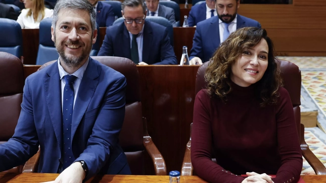 La presidenta de la comunidad de Madrid, Isabel Díaz Ayuso (d), y el consejero de Presidencia, Justicia y Administración Local, Miguel Ángel García, antes del pleno de la Asamblea de Madrid, este jueves en Madrid. / J.P. GANDUL-EFE