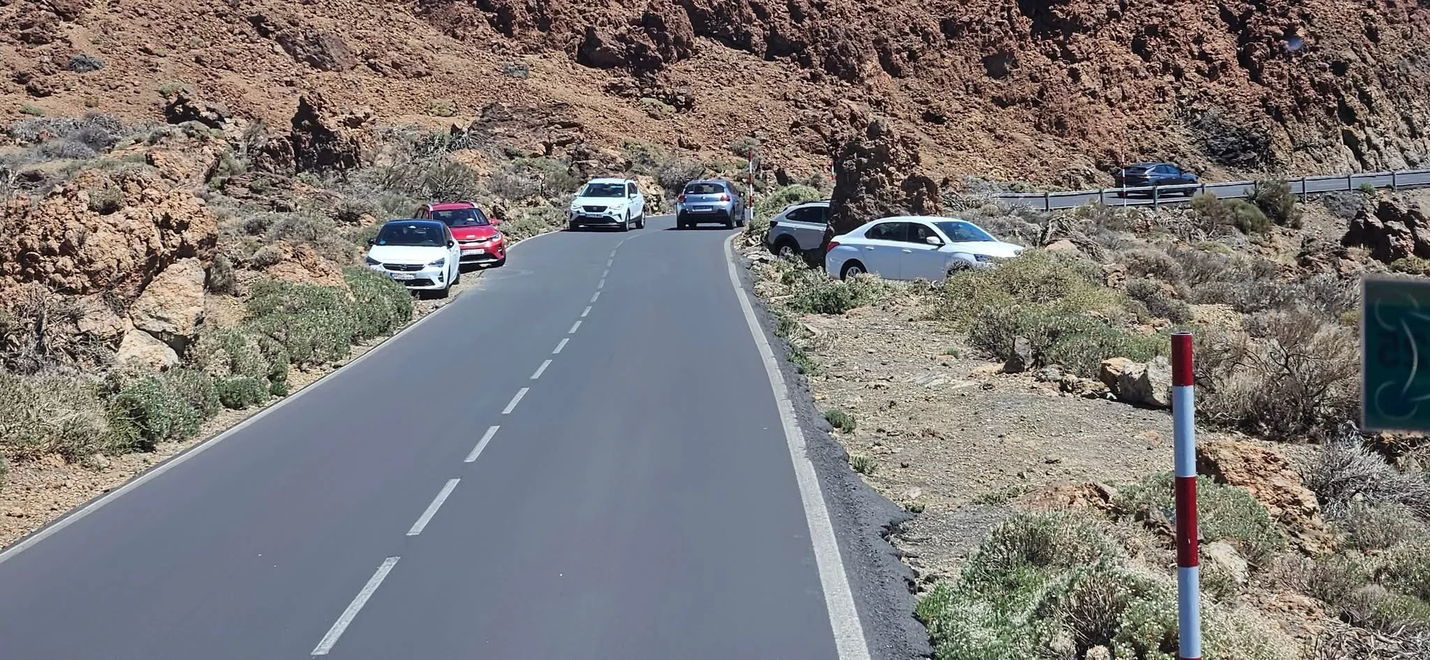 Vehículos mal aparcados en el Parque Nacional del Teide en Tenerife. / FUNDACIÓN TELESFORO BRAVO JUAN COELLO 