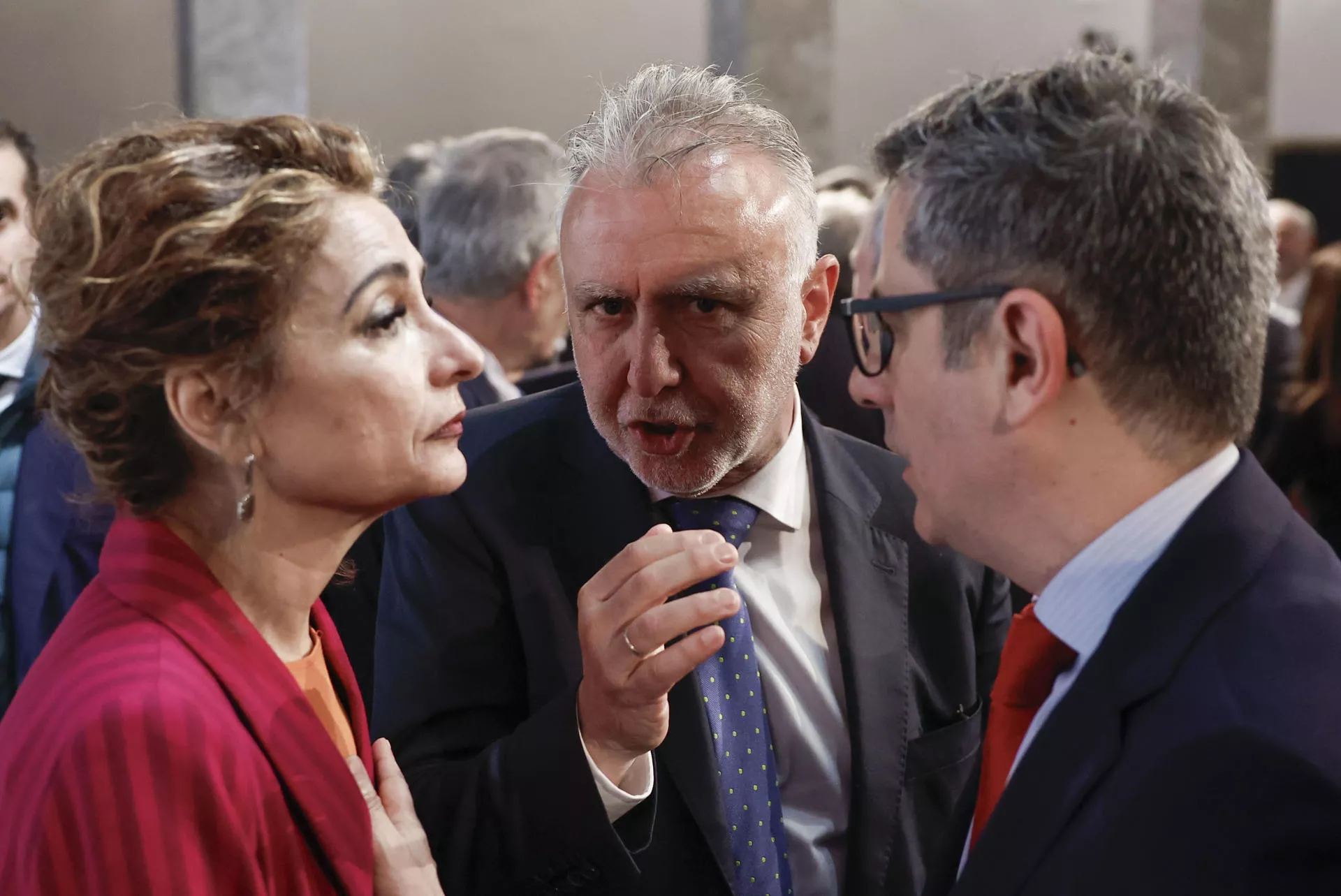 Torres celebra que Ayuso acate la ley de reparto y le pide reconocer su constitucionalidad. / CHEMA MOYA-EFE