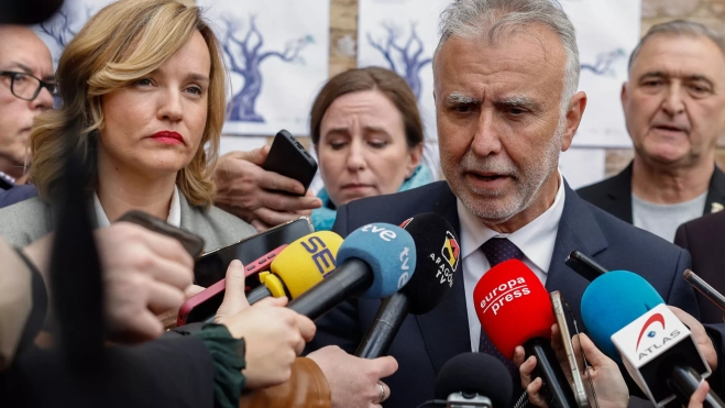 Los ministros de Política Territorial y Memoria Democrática y Educación, Ángel Víctor Torres y Pilar Alegría, atienden a la prensa antes del acto de entrega de los restos mortales de las 17 víctimas aragonesas de la Guerra Civil, cuatro de ellos identificados, que tras su asesinato fueron enterrados en una fosa común en el cementerio de Borja y posteriormente exhumados sin el conocimiento de sus familiares y trasladados al Valle de Cuelgamuros, este miércoles en Magallón (Zaragoza). EFE/ Javier Cebollada