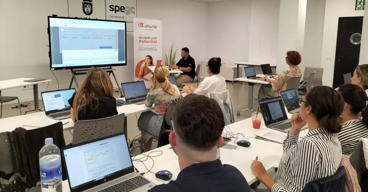 Una de las clases del curso de gestión portuaria impartido en el Puerto de Las Palmas por la SPEGC y la consignataria Alfaship. / AH