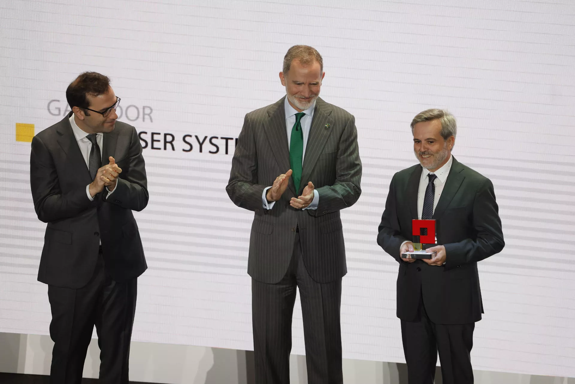 El rey Felipe VI entrega el Premio Nacional Pyme del año a la empresa Aerolaser System (Las Palmas), este jueves en Madrid. Al acto asistió el ministro de Economía, Carlos Cuerpo (i). / JAVIER LIZÓN-EFE