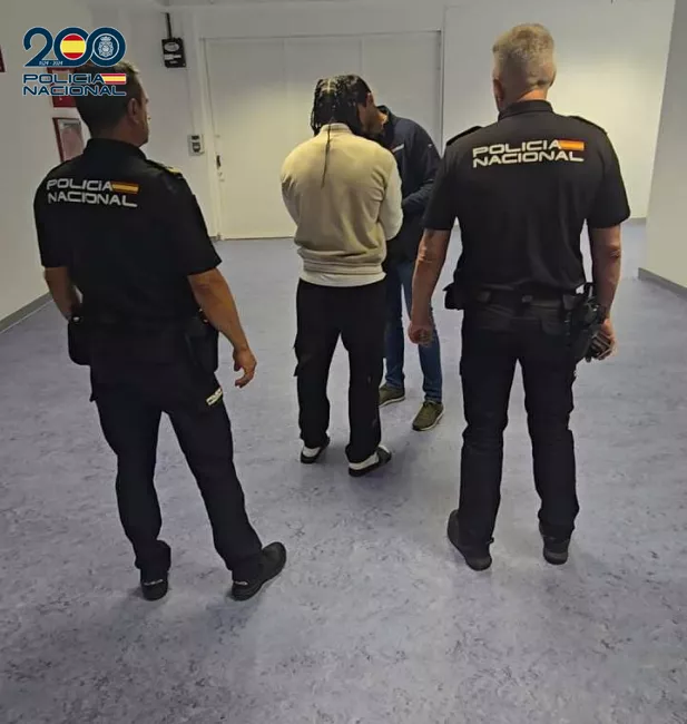 Detención por parte de la Policía Nacional en el aeropuerto de Tenerife Sur. / POLICÍA NACIONAL 