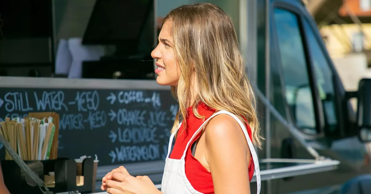 Una persona mirando el menú del día de un restaurante / PEXELS