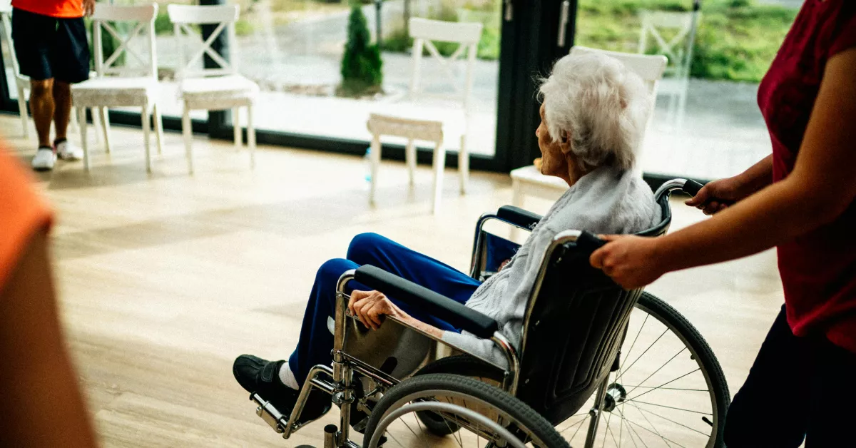 Imagen de una persona cuidando a una mayor / PEXELS