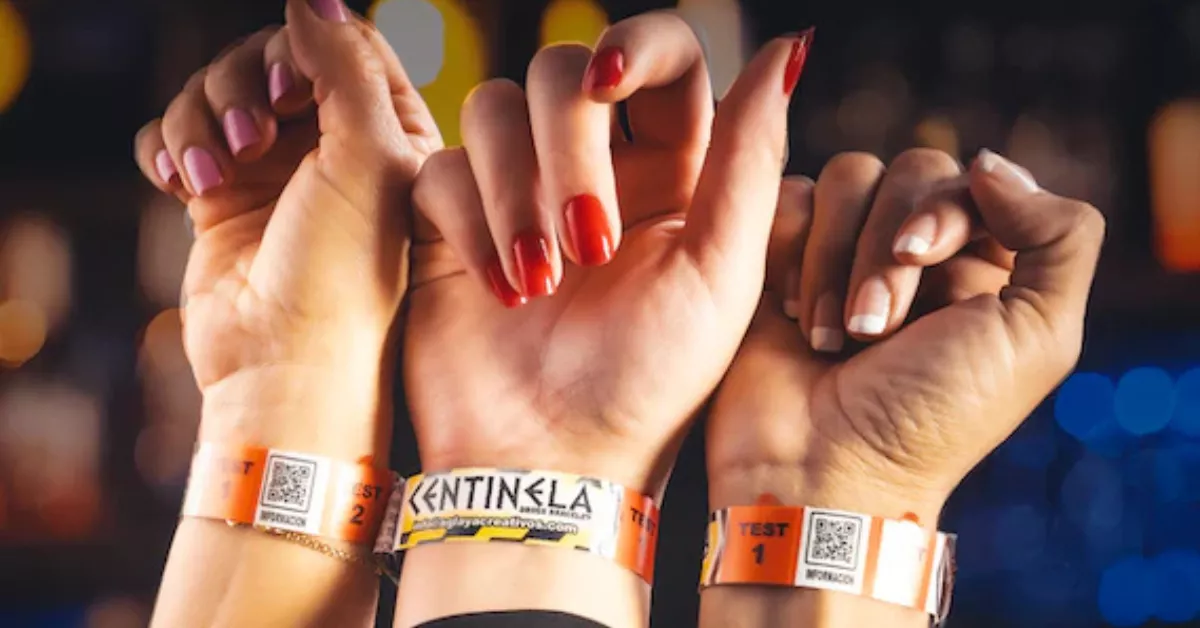 Pulseras centinela como las que repartirá el Ayuntamiento de Arona para evitar sumisiones químicas en el carnaval de Los Cristianos./ ARCHIVO