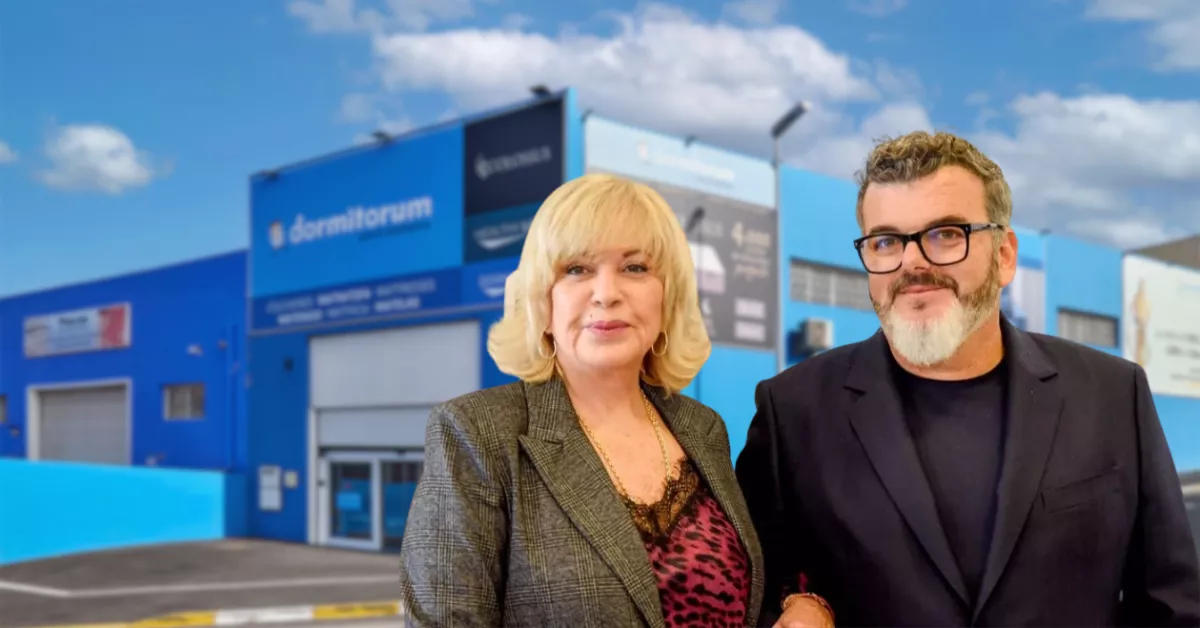 Bárbara Rey, protagonista de la última campaña de Dormitorum, y Alexis Amaya, CEO de la marca./ MONTAJE AH