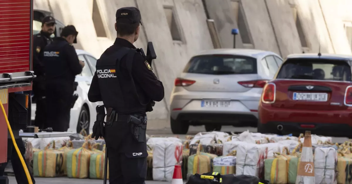 Un policía nacional junto a un alijo de droga interceptado en Las Palmas de Gran Canaria / EFE - QUIQUE CURBELO