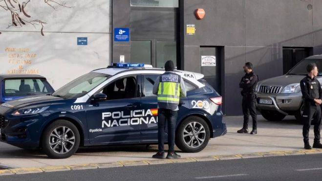 Policías Nacionales en una redada contra el narcotráfico / EFE