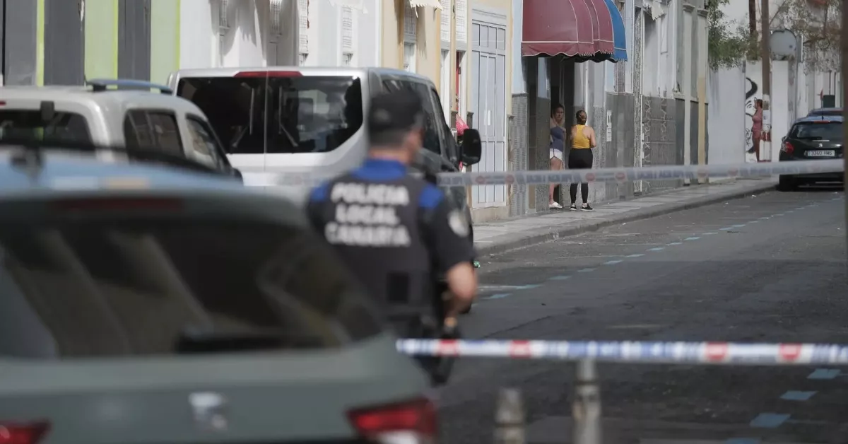 Un policía local de Las Palmas de Gran Canaria en la calle Molino de Viento / EFE