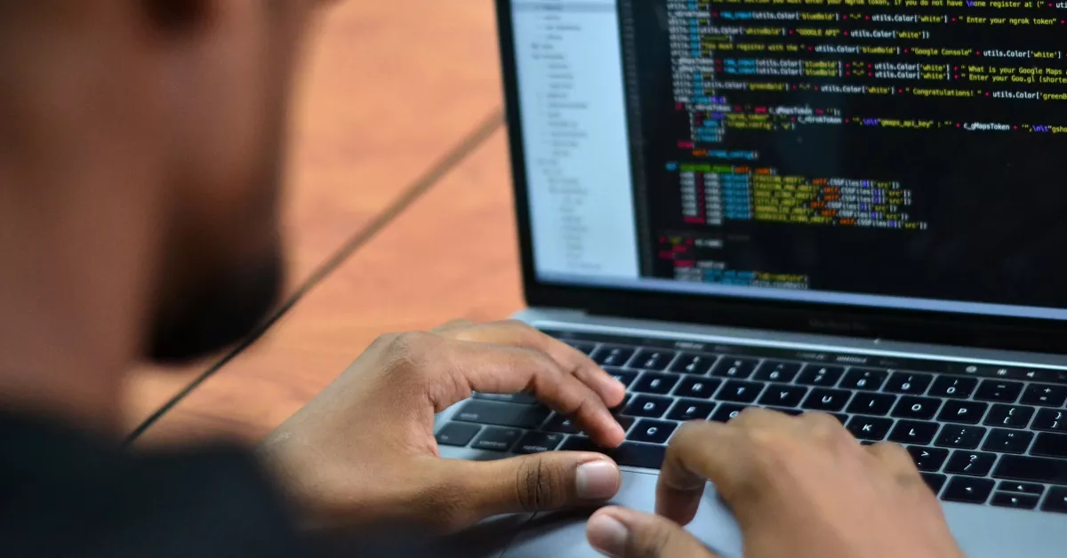 Un hombre maneja un ordenador / EFE