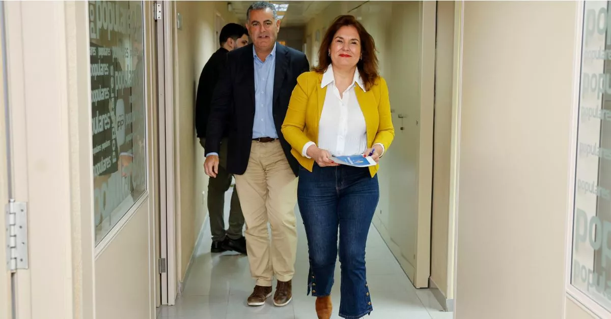 La portavoz del PP en el Ayuntamiento de Las Palmas de Gran Canaria, Jimena Delgado, y el concejal Ignacio Guerra, realizaron este viernes una valoración del coste del Carnaval, fiesta que es investigada por la Fiscalía Anticorrupción. EFE/ Elvira Urquijo A.