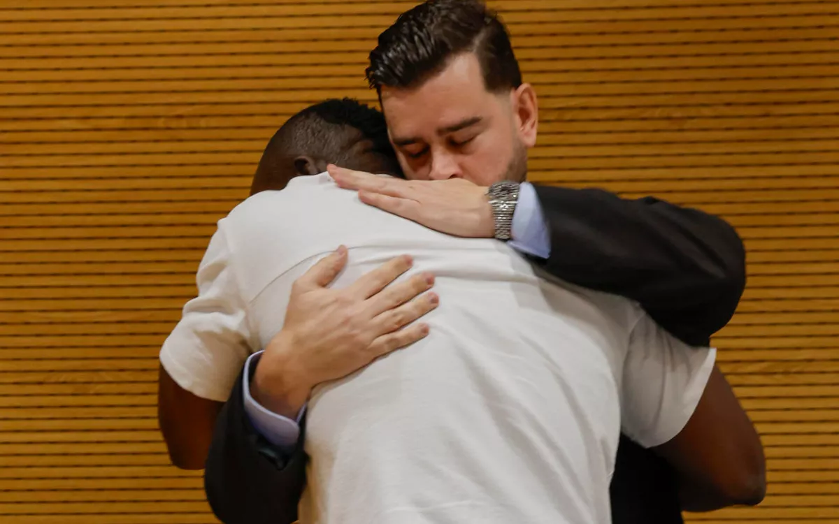 Cuatro años de cárcel por homicidio imprudente al hombre de Fuerteventura que zarandeó y mató a su bebé. En la imagen, el condenado abraza a su abogado. / ELVIRA URQUIJO A.-EFE 