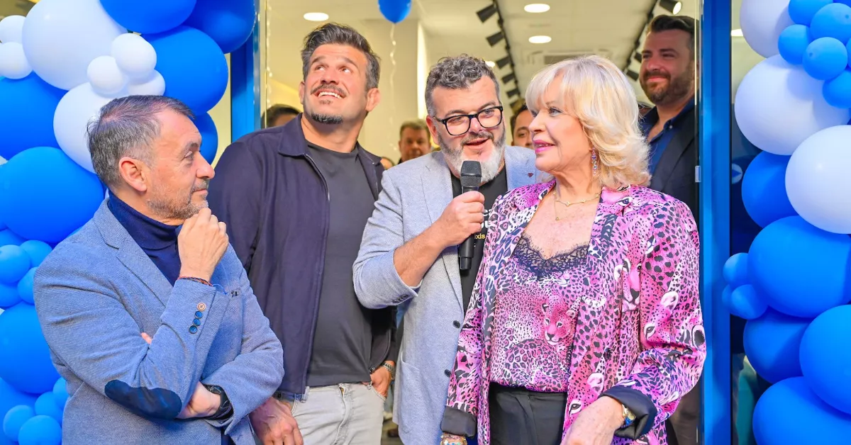 Inauguración de la tienda Dormitorum en Santa Cruz con el alcalde, José Manuel Bermúdez (i), el exluchador de UFCJuan Espino (segundo por la izquierda), el CEO de la marca, Alexis Amaya (segundo derecha) y Bárbara Rey (d)./ CEDIDA Inauguración de la tienda Dormitorum en Santa Cruz con el alcalde, José Manuel Bermúdez (i), el exluchador de UFCJuan Espino (segundo por la izquierda), el CEO de la marca, Alexis Amaya (segundo derecha) y Bárbara Rey (d)./ CEDIDA