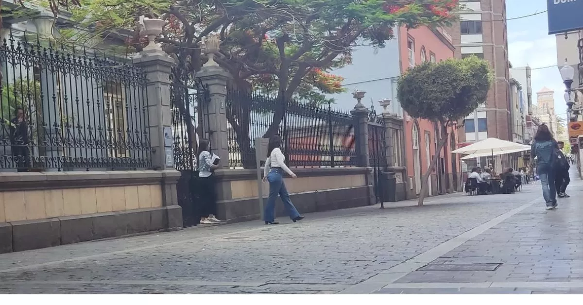 Dos agentes de la Policía Nacional adscritas a la UDEF salen de la sede de la Sociedad de Promoción con varios expedientes relevantes para la investigación, que trata de acreditar el gasto real del Carnaval. / AH