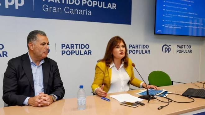 La portavoz del PP en el Ayuntamiento de Las Palmas de Gran Canaria, Jimena Delgado, y el concejal Ignacio Guerra, explican el sobrecoste que ha tenido la última edición del Carnaval. EFE/ Elvira Urquijo A.