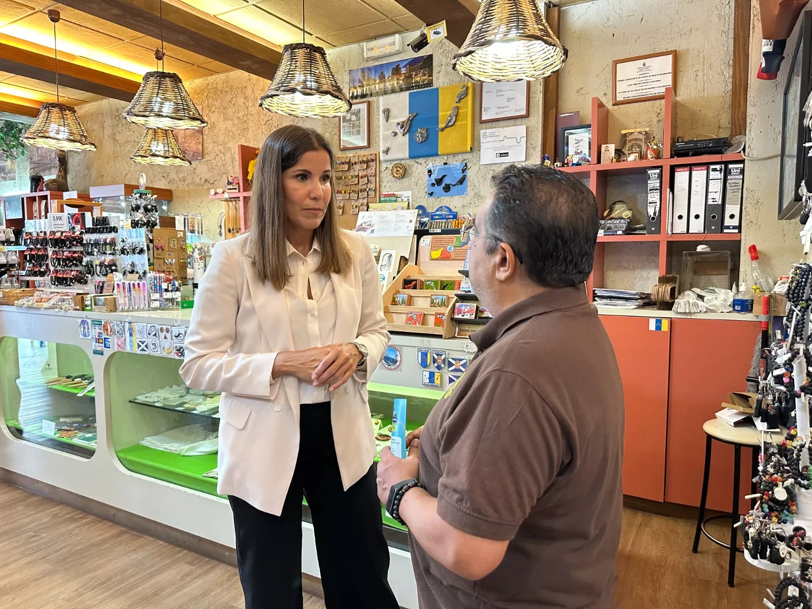 La vicepresidenta de la Cámara de Comercio, Victoria González, con un comerciante. / CEDIDA