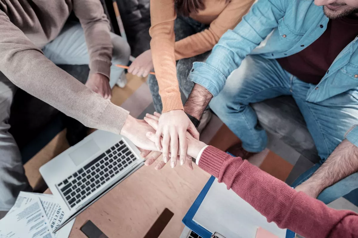 Colaboración en el trabajo | Foto de 123RF/yacobchuk