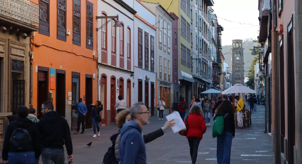 Varias personas en La Laguna, Tenerife (Canarias). / ATLÁNTICO HOY