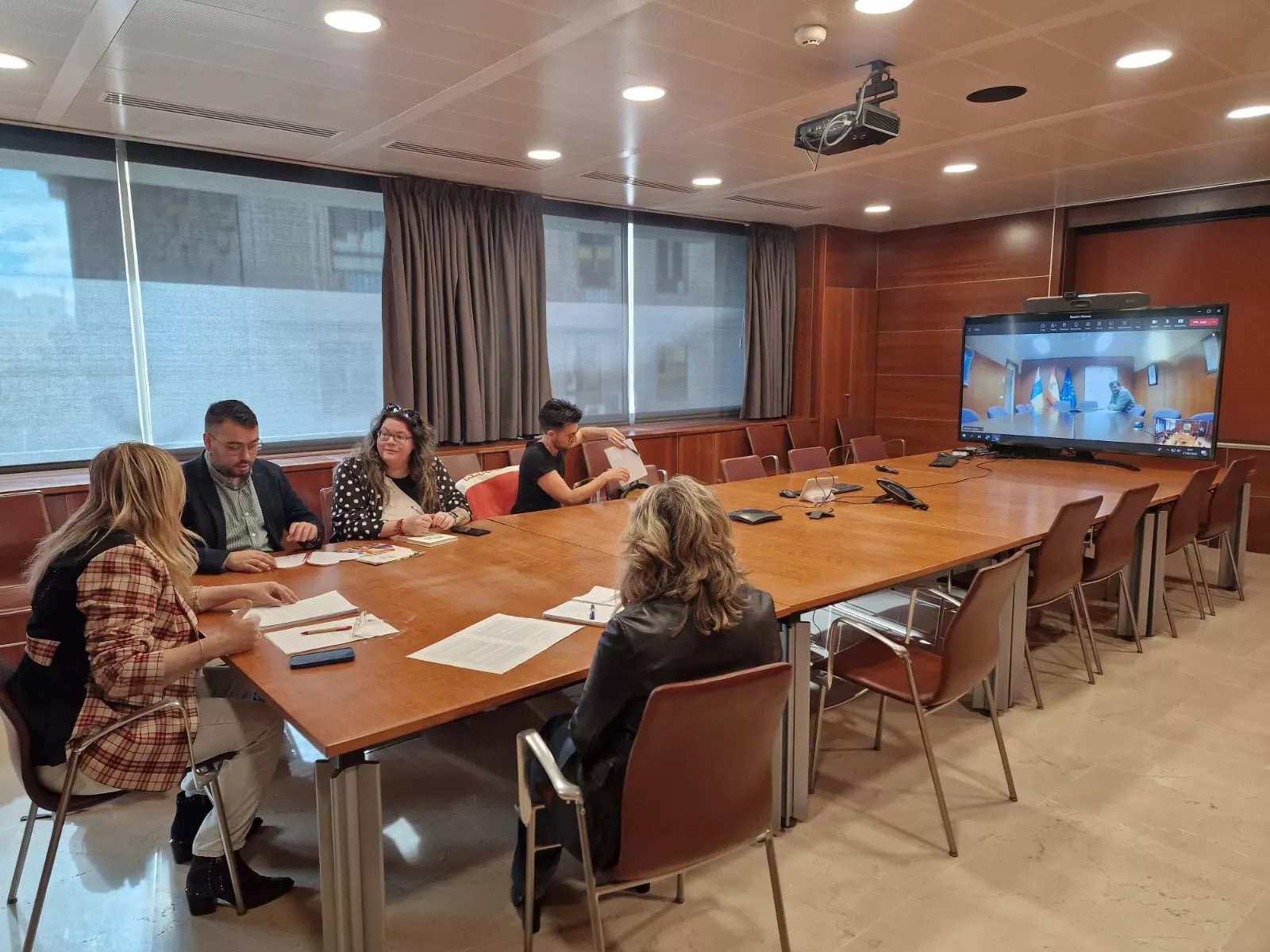 Reunión de colectivos LGTBIQ+ en la Diputación del común. / CEDIDA